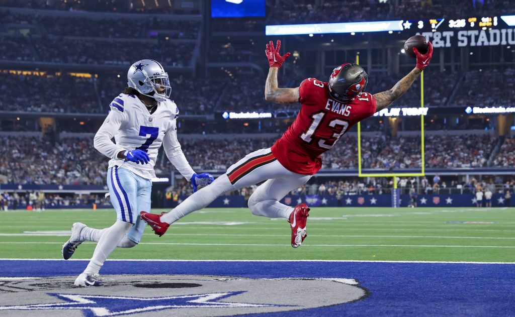 NFL, American Football Herren, USA Tampa Bay Buccaneers at Dallas Cowboys, Sep 11, 2022; Arlington, Texas, USA; Tampa Bay Buccaneers wide receiver Mike Evans (13) makes a leaping touchdown catch over Dallas Cowboys cornerback Trevon Diggs (7) during the third quarter at AT&T Stadium. Mandatory Credit: Kevin Jairaj-USA TODAY Sports, 11.09.2022 21:21:45, 19032449, NPStrans, Mike Evans, Tampa Bay Buccaneers, NFL, Trevon Diggs, wow, AT&T Stadium, TopPic, Dallas Cowboys Copyright: xKevinxJairajx 19032449