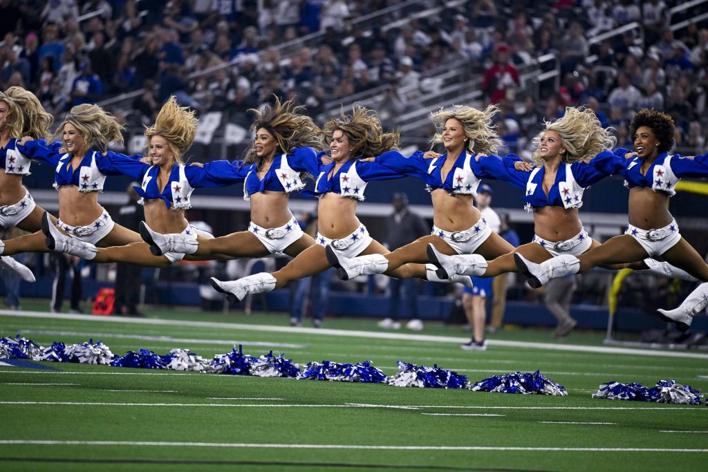 NFL, American Football Herren, USA New York Giants at Dallas Cowboys Nov 24, 2022 Arlington, Texas, USA The Dallas Cowboys cheerleaders perform during the game between the Cowboys and the New York Giants at AT&T Stadium. Arlington AT&T Stadium Texas USA, EDITORIAL USE ONLY PUBLICATIONxINxGERxSUIxAUTxONLY Copyright: xJeromexMironx 20221124_jpm_an4_M14389