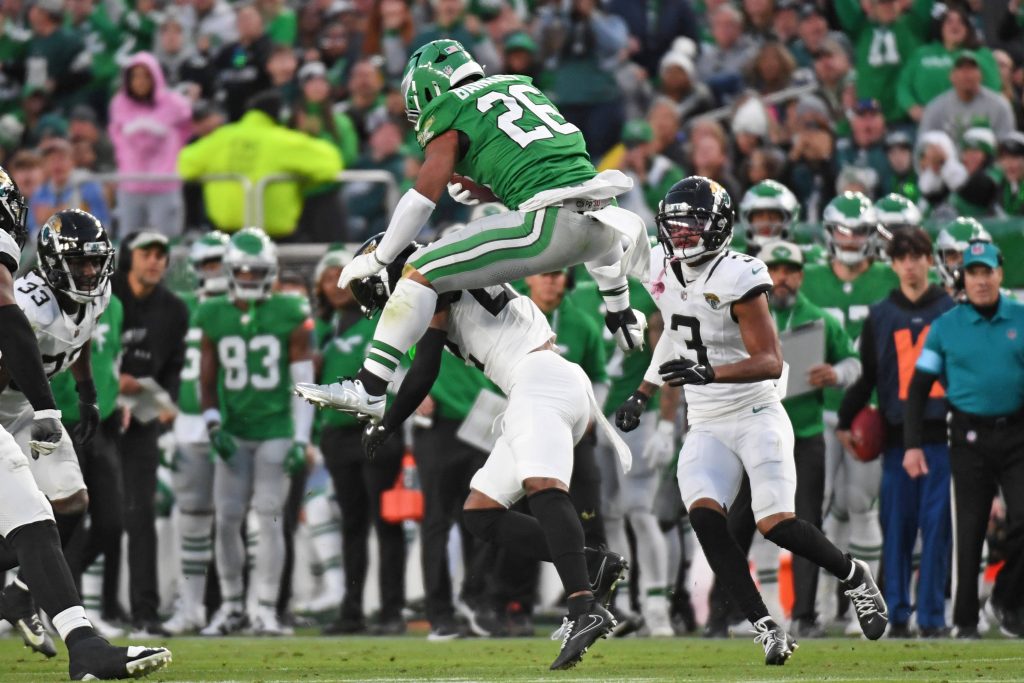 NFL, American Football Herren, USA Jacksonville Jaguars at Philadelphia Eagles Nov 3, 2024 Philadelphia, Pennsylvania, USA Philadelphia Eagles running back Saquon Barkley 26 jumps over Jacksonville Jaguars cornerback Jarrian Jones 22 during the second quarter at Lincoln Financial Field. Philadelphia Lincoln Financial Field Pennsylvania USA, EDITORIAL USE ONLY PUBLICATIONxINxGERxSUIxAUTxONLY Copyright: xEricxHartlinex 20241103_eh_se7_00592