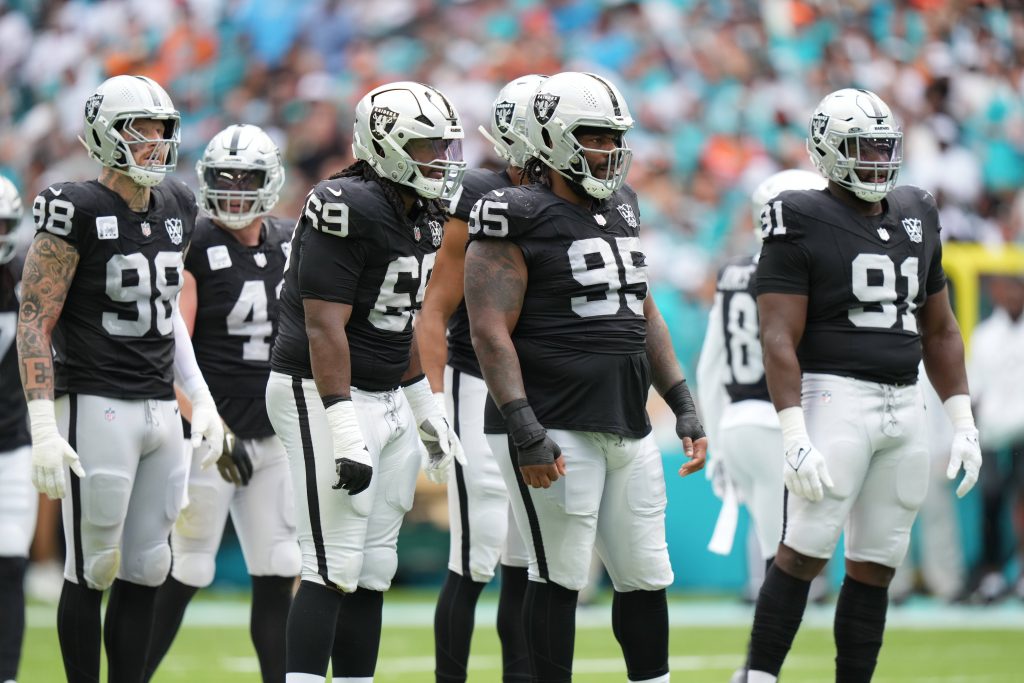MIAMI GARDENS, FL - NOVEMBER 17: the Las Vegas Raiders defensive line waits for the Dolphins offense during the game between the Las Vegas Raiders and the Miami Dolphins on Sunday, November 17, 2024 at Hard Rock Stadium in Miami Gardens, Fla. Photo by Peter Joneleit/Icon Sportswire NFL, American Football Herren, USA NOV 17 Raiders at Dolphins EDITORIAL USE ONLY Icon241117022