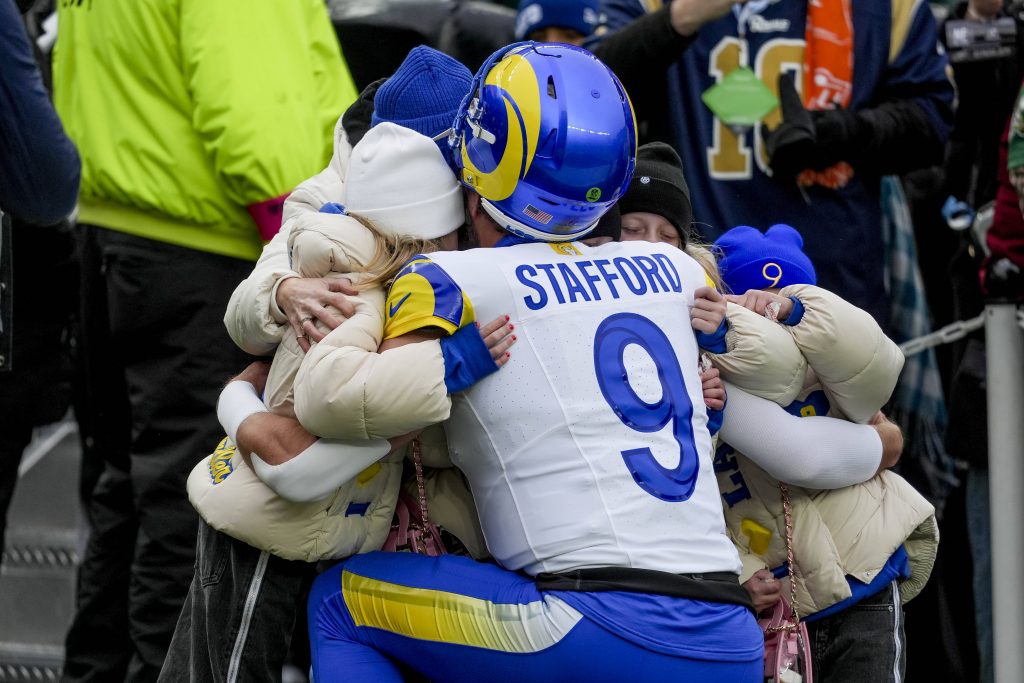 NFL, American Football Herren, USA 2025: Rams gegen Eagles am 19. Januar 19. Januar 2025, Philadelphia, Pennsylvania, USA: Los Angeles Rams Quarterback Matthew Stafford (Nr. 9) mit seiner Familie vor dem NFL-Playoff-Spiel zwischen den Los Angeles Rams und den Philadelphia Eagles im Lincoln Financial Field in Philadelphia, Pennsylvania, am 19. Januar 2025. familienfreundlichkeit spielerfamilien nflpa report card Scott Serio, Cal Sport Media (Bildnachweis: Scott Serio, Cal Sport Media) Philadelphia, PA, USA NUR ZUR REDAKTIONELLEN VERWENDUNG Urheberrecht: xx ZUMA-20250119_faf_cs17_005 Scott Serio, csmphotothree346791