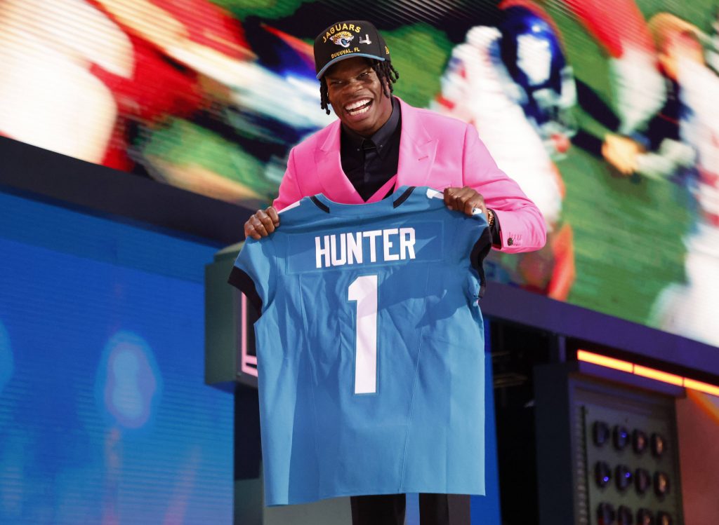 University of Colorado wide receiver and cornerback Travis Hunter holds his jersey after being picked in the first round by the Jacksonville Jaguars during the 2025 NFL, American Football Herren, USA draft at Lambeau Field in Green Bay, Wisconsin on Thursday, April 24, 2025. PUBLICATIONxINxGERxSUIxAUTxHUNxONLY NFL20250424801 TANNENxMAURY