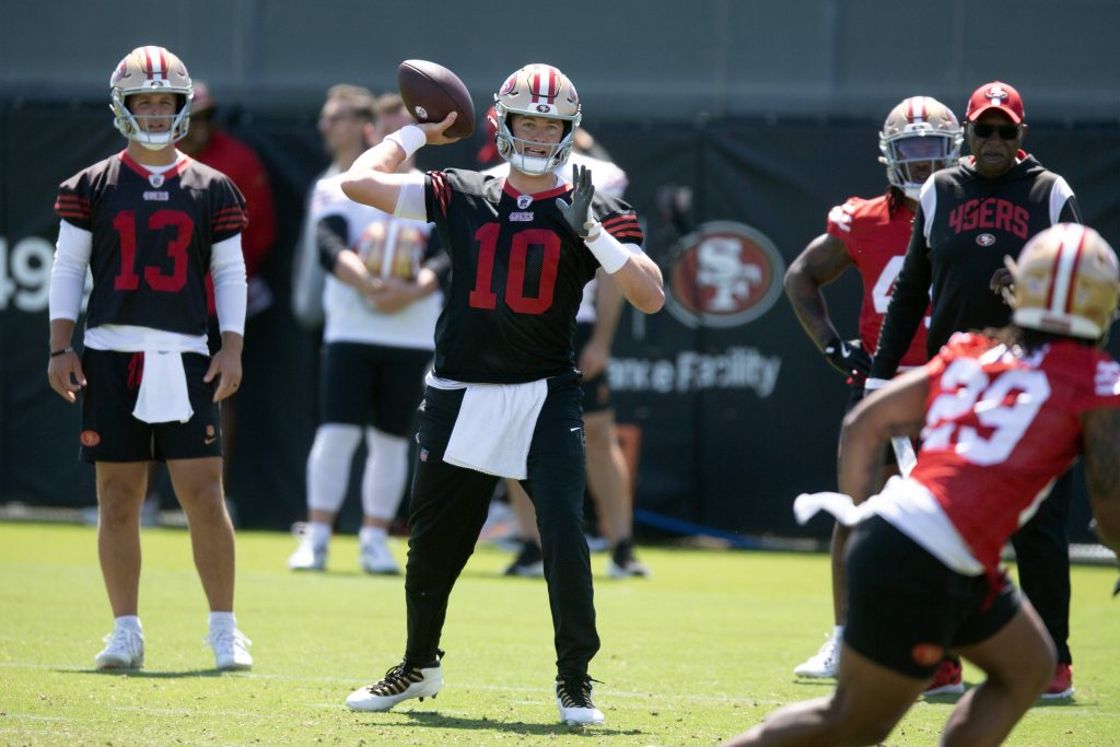 NFL, American Football Herren, USA San Francisco 49ers Minicamp Jun 10, 2025 Santa Clara, CA, USA San Francisco 49ers quarterback Mac Jones 10 participates in a passing drill during an OTA at Levi s Stadium. Santa Clara Levi s Stadium CA USA, EDITORIAL USE ONLY PUBLICATIONxINxGERxSUIxAUTxONLY Copyright: xD.xRossxCameronx 20250610_szo_ca3_0147