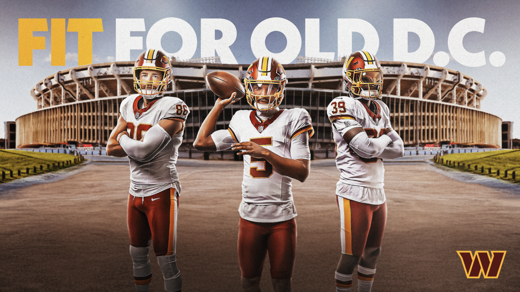 Super Bowl Era Jersey
Zac Ertz, Jayden Daniels und Jeremy Reaves posieren in den neuen „Super Bowl Era Jersey“-Uniformen der Washington Commanders vor ihrem Heimstadion – eine Hommage an die glorreiche Vergangenheit der Franchise in modernem Look. Super Bowl Era Jersey