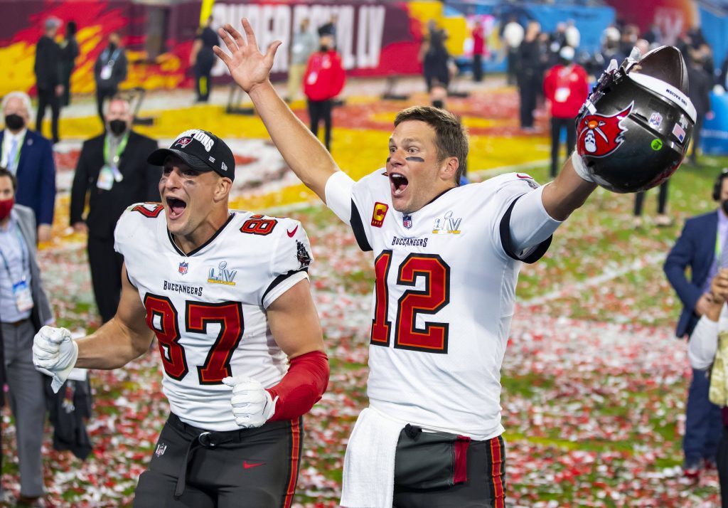 NFL, American Football Herren, USA Super Bowl LV-Kansas City Chiefs vs Tampa Bay Buccaneers, Feb 7, 2021 Tampa, FL, USA Tampa Bay Buccaneers quarterback Tom Brady 12 and tight end Rob Gronkowski 87 celebrate after beating the Kansas City Chiefs in Super Bowl LV at Raymond James Stadium. Mandatory Credit: Mark J. Rebilas-USA TODAY Sports, 07.02.2021 22:19:24, 15545034, NPStrans, Raymond James Stadium, Tampa Bay Buccaneers, NFL, Kansas City Chiefs, TopPic, Tom Brady, wow, Rob Gronkowski PUBLICATIONxINxGERxSUIxAUTxONLY Copyright: xMarkxJ.xRebilasx 15545034
