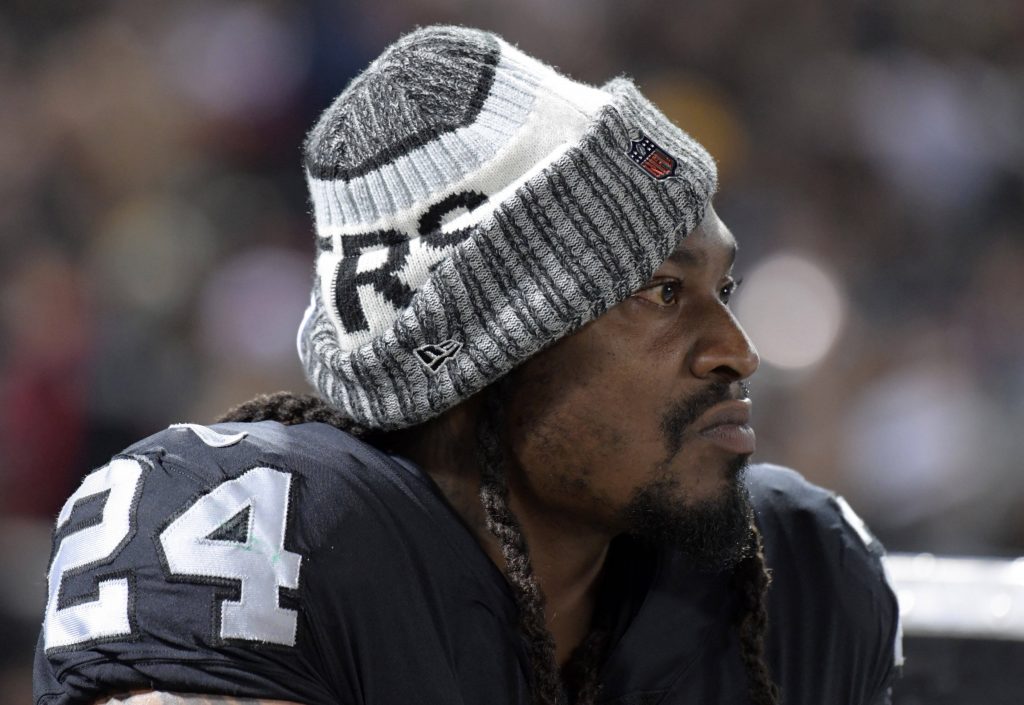 NFL, American Football Herren, USA Green Bay Packers at Oakland Raiders, Aug 24, 2018; Oakland, CA, USA; Oakland Raiders running back Marshawn Lynch (24) watches from the bench during a preseason game against the Green Bay Packers at Oakland-Alameda County Coliseum. Mandatory Credit: Kirby Lee-USA TODAY Sports, 24.08.2018 20:53:14, 11125122, Oakland-Alameda County Coliseum, Green Bay Packers, Marshawn Lynch, NFL, Oakland Raiders Copyright: xKirbyxLeex 11125122