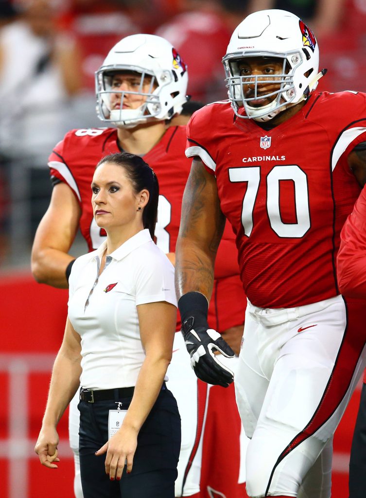 NFL, American Football Herren, USA Preseason-Kansas City Chiefs at Arizona Cardinals Aug 15, 2015 Glendale, AZ, USA Arizona Cardinals preseason coach Jen Welter on the sidelines prior to the game against the Kansas City Chiefs in a preseason NFL football game at University of Phoenix Stadium. Glendale AZ USA, EDITORIAL USE ONLY PUBLICATIONxINxGERxSUIxAUTxONLY Copyright: xMarkxJ.xRebilasx 8750027 Frauen NFL