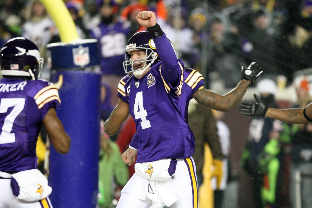 NFL, American Football Herren, USA Chicago Bears at Minnesota Vikings Dec 20, 2010 Minneapolis, MN, USA Minnesota Vikings quarterback Brett Favre 4 celebrates a touchdown during the first quarter against the Chicago Bears at TCF Bank Stadium. Minneapolis Minnesota UNITED STATES, EDITORIAL USE ONLY PUBLICATIONxINxGERxSUIxAUTxONLY Copyright: xBracexHemmelgarn-USAxTODAYxSportsx 5023186