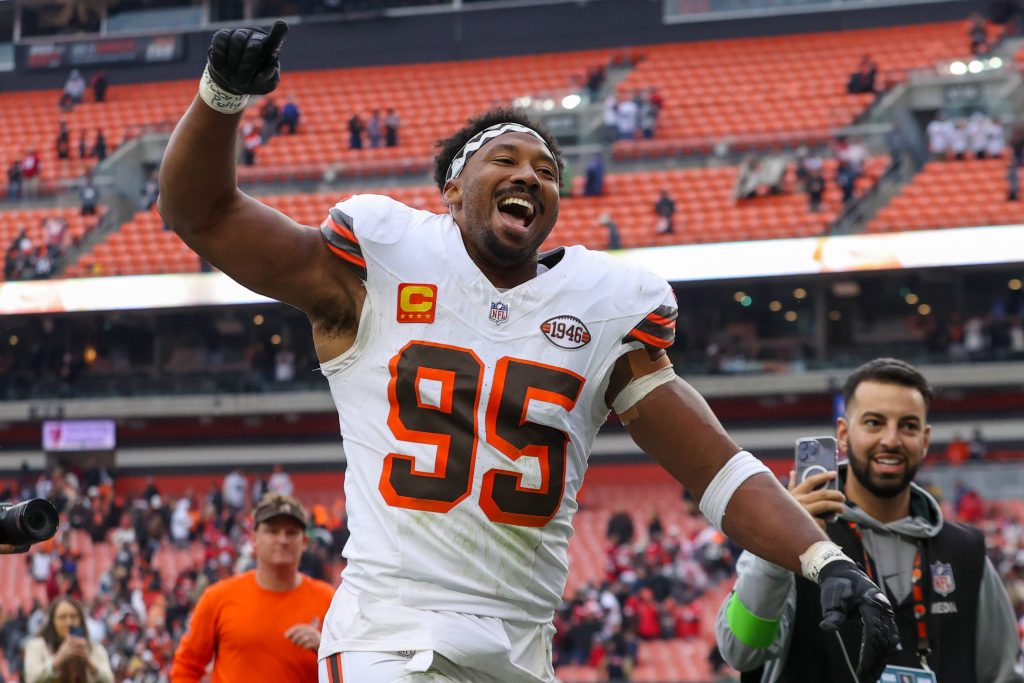 CLEVELAND, OH - OCTOBER 15: Cleveland Browns defensive end Myles Garrett 95 celebrates as he leaves the field following the National Football League game between the San Francisco 49ers and Cleveland Browns on October 15, 2023, at Cleveland Browns Stadium in Cleveland, OH. Photo by Frank Jansky/Icon Sportswire NFL, American Football Herren, USA OCT 15 49ers at Browns EDITORIAL USE ONLY Icon231015026