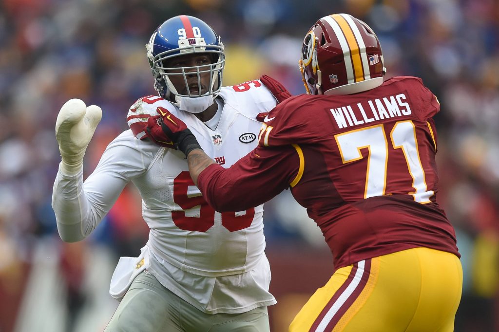 NFL, American Football Herren, USA 2015: Giants vs Redskins NOV 29 NOV 29, 2015 : Washington Redskins tackle Trent Williams 71 battles New York Giants defensive end Jason Pierre-Paul 90 on the line during the matchup between the New York Giants and the Washington Redskins at FedEx Field in Landover, MD. The Redskins held a first half, shutout lead to win 14-20. Landover Maryland U.S. EDITORIAL USE ONLY Copyright: xx ZUMA-20151129_zaf_cjm_046.jpg JohnxMiddlebrookx csmphototwo199230 Verletzungen NFL