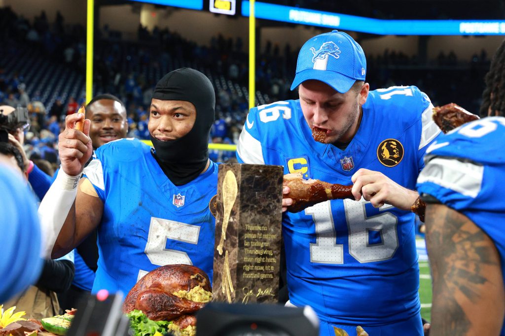 Chicago Bears vs Detroit Lions DETROIT,MICHIGAN-November 28: Detroit Lions quarterback Jared Goff 16 takes a turkey leg and running back David Montgomery 5 participates in the turkey tradition at the conclusion of an NFL, American Football Herren, USA Thanksgiving Day football game between the Chicago Bears and the Detroit Lions at Ford Field in Detroit, Michigan USA, on Thursday, November 28, 2024. Detroit Michigan United States PUBLICATIONxNOTxINxFRA Copyright: xJorgexLemusx originalFilename:lemus-chicagob241128_npqyY.jpg ernährung
