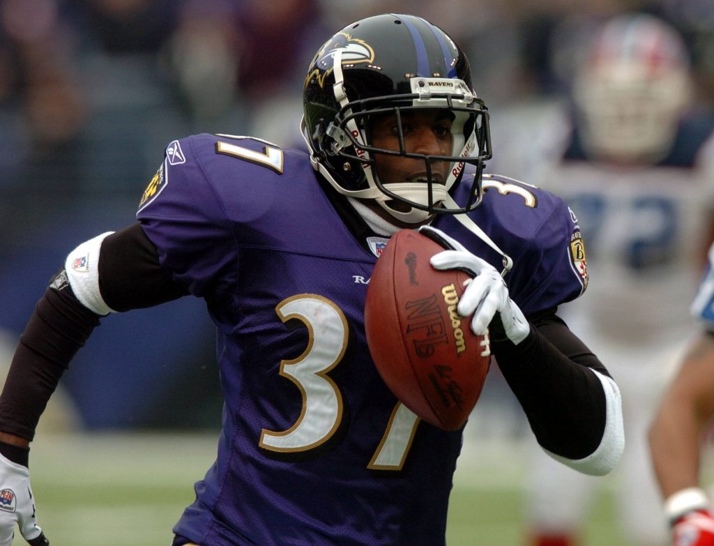 KRT SPORTS STORY SLUGGED: FBN-BILLS-RAVENS KRT PHOTO BY GEORGE BRIDGES/KRT October 24 BALTIMORE, MD -- Baltimore s Deion Sanders 37 returns an interception 48 yards for a touchdown against Buffalo in the first half on Sunday, October 24, 2004. gsb BALTIMORE MD USA EDITORIAL USE ONLY Copyright: xx 1011264 GEORGExBRIDGESx krtphotoslive149316