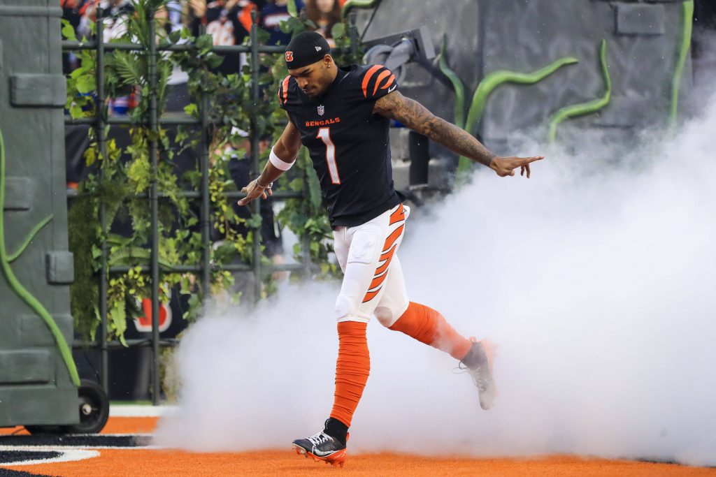 NFL, American Football Herren, USA Denver Broncos at Cincinnati Bengals Dec 28, 2024 Cincinnati, Ohio, USA Cincinnati Bengals wide receiver Ja Marr Chase 1 runs onto the field before the game against the Denver Broncos at Paycor Stadium. Cincinnati Paycor Stadium Ohio USA, EDITORIAL USE ONLY PUBLICATIONxINxGERxSUIxAUTxONLY Copyright: xKatiexStratmanx 20241228_krs_gt1_012