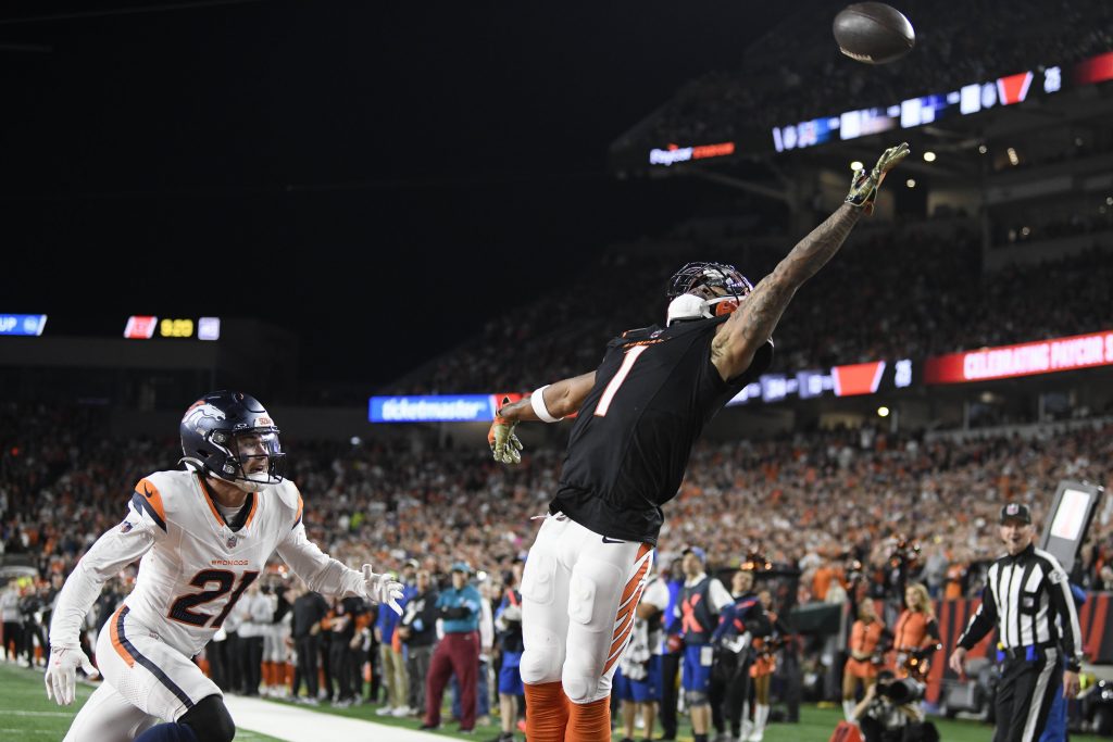 CINCINNATI, OH - DECEMBER 28: A pass goes over the outstretched arm of Cincinnati Bengals Wide Receiver Ja Marr Chase 1 during the NFL, American Football Herren, USA football game between the Denver Broncos and the Cincinnati Bengals on December 28, 2024, at Paycor Stadium in Cincinnati, Ohio. Photo by Michael Allio/Icon Sportswire NFL: DEC 28 Broncos at Bengals EDITORIAL USE ONLY Icon116241228104