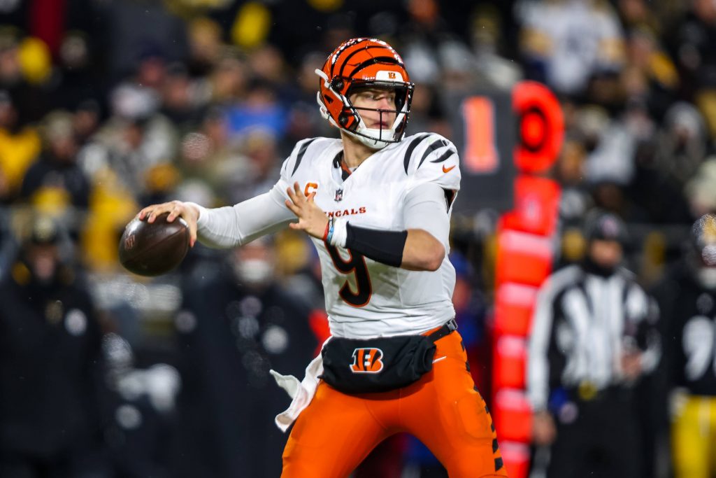 January 4, 2025, Hookstown, Pennsylvania, USA: Cincinnati Bengals quarterback JOE BURROW 9 loads up to throw downfield during the NFL, American Football Herren, USA football game between the Pittsburgh Steelers and the Cincinnati Bengals in Pittsburgh, Pennsylvania. Hookstown USA - ZUMAg257 20250104_zsp_g257_043 Copyright: xBrentxGudenschwagerx