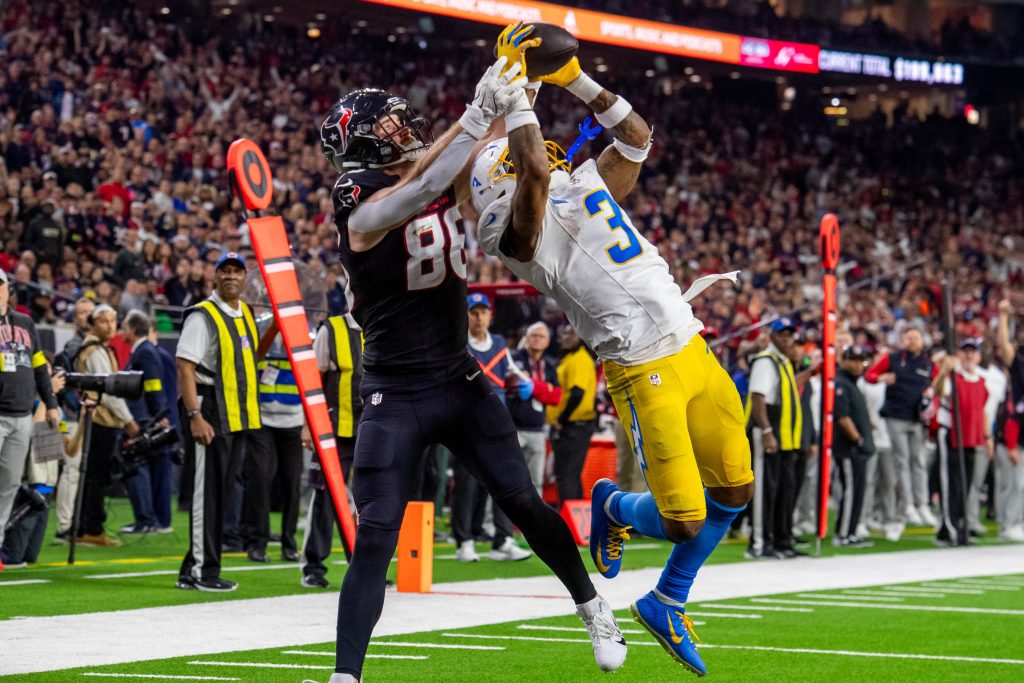 January 11, 2025: Los Angeles Chargers safety Derwin James Jr. 3 breaks up a pass in the end zone intended for Houston Texans tight end Dalton Schultz 86 during a playoff game between the Los Angeles Chargers and the Houston Texans in Houston, TX. .. /CSM Houston USA - ZUMAc04_ 20250111_faf_c04_037 Copyright: xTraskxSmithx