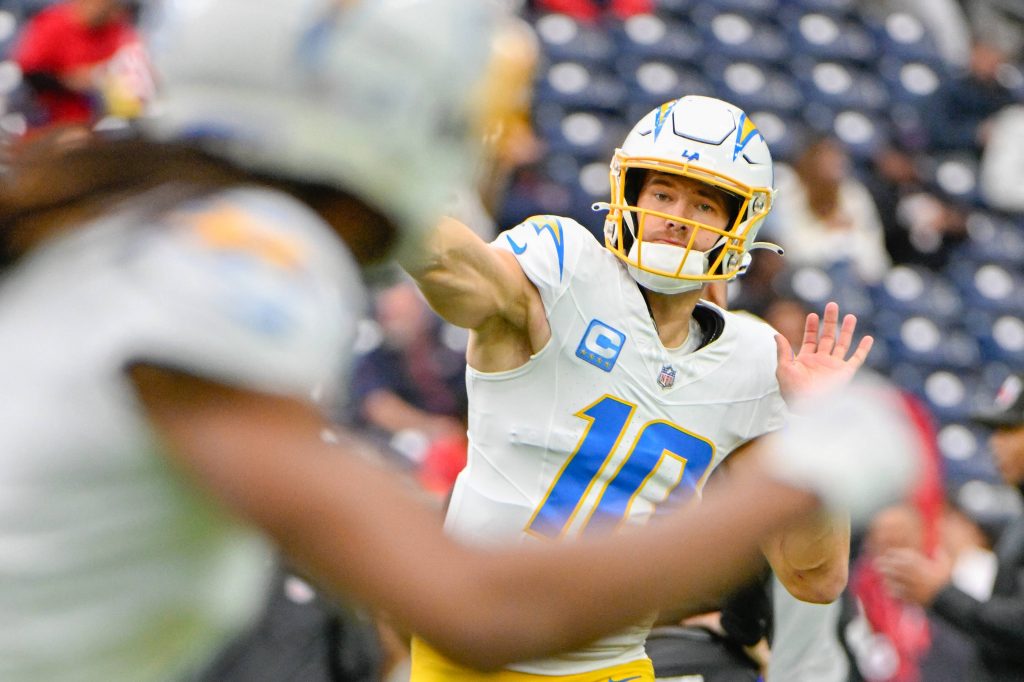 HOUSTON, TX - JANUARY 11: Los Angeles Chargers quarterback Justin Herbert 10 warms up before the Los Angeles Chargers and Houston Texans AFC Wild Card playoff game at NRG Stadium on January 11, 2025, in Houston, TX. Photo by Ken Murray/Icon Sportswire NFL, American Football Herren, USA JAN 11 AFC Wild Card Playoffs - Chargers at Texans EDITORIAL USE ONLY Icon250111093