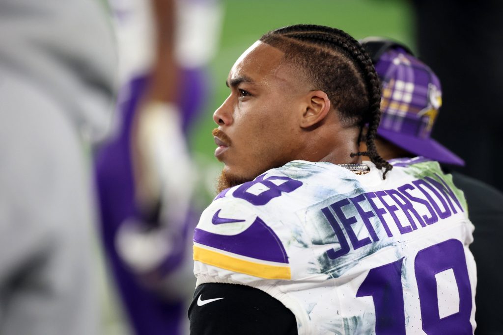 NFL, American Football Herren, USA NFC Wild Card Round-Minnesota Vikings at Los Angeles Rams Jan 13, 2025; Glendale, AZ, USA; Minnesota Vikings wide receiver Justin Jefferson (18) reacts on the bench against the Los Angeles Rams during the second half in an NFC wild card game at State Farm Stadium. Glendale State Farm Stadium AZ USA, EDITORIAL USE ONLY Copyright: xMarkxJ.xRebilasx 20250113_mcd_su5_164