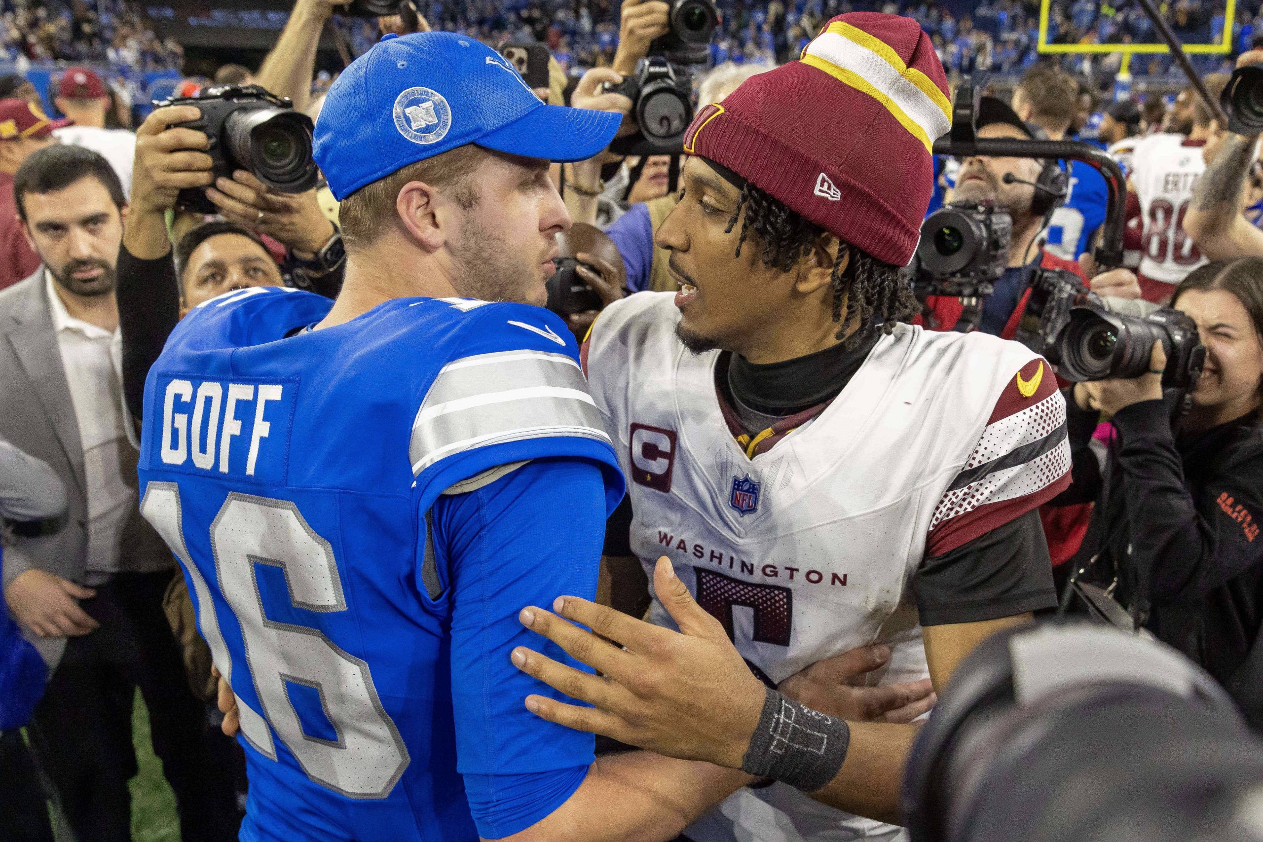 Sport Bilder des Tages Sport Bilder des Tages NFL, American Football Herren, USA NFC Divisional Round-Washington Commanders at Detroit Lions Jan 18, 2025 Detroit, Michigan, USA Detroit Lions quarterback Jared Goff 16 congratulates Washington Commanders quarterback Jayden Daniels 5 after the win at Ford Field. Detroit Ford Field Michigan USA, EDITORIAL USE ONLY PUBLICATIONxINxGERxSUIxAUTxONLY Copyright: xDavidxReginekx 2025-01-18-DGR-5273-1 copy