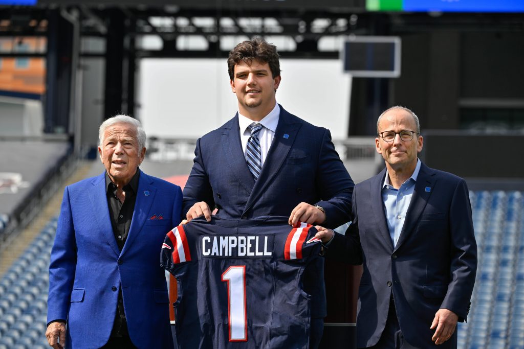 NFL, American Football Herren, USA New England Patriots-Draft-Will Campbell press conference, PK, Pressekonferenz Apr 25, 2025 Foxborough, MA, USA New England Patriots first round draft pick Will Campbell is presented with a ceremonial first round jersey by team owner Robert Kraft l and team president Jonathan Kraft r at a press conference on the game field at Gillette Stadium. Foxborough MA USA, EDITORIAL USE ONLY PUBLICATIONxINxGERxSUIxAUTxONLY Copyright: xEricxCanhax 20250425_jla_qe2_019