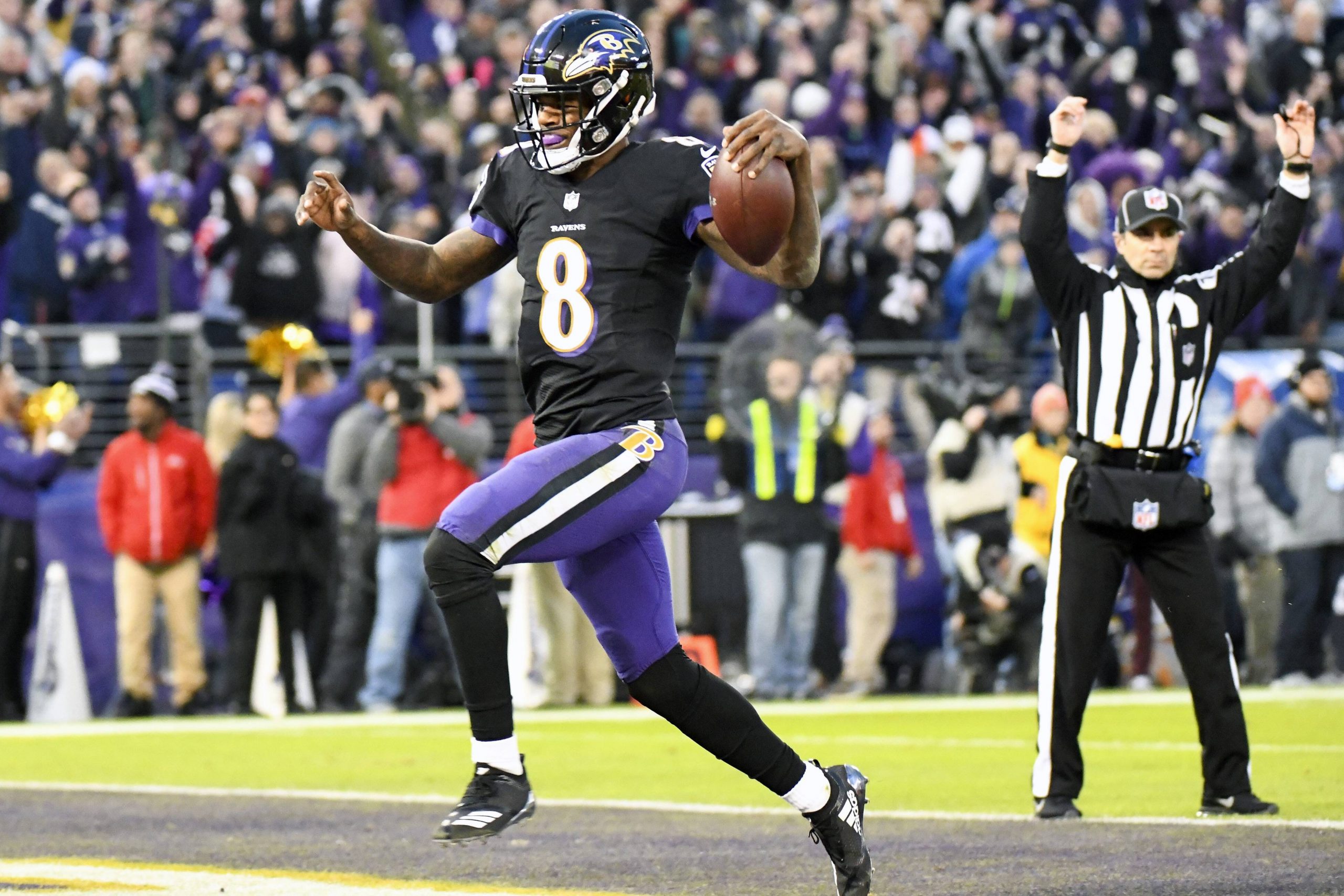 BALTIMORE, MD - DECEMBER 30: Baltimore Ravens quarterback Lamar Jackson (8) runs for a touchdown in the first quarter against the Cleveland Browns on December 30, 2018, at M&T Bank Stadium in Baltimore, MD. (Photo by Mark Goldman/Icon Sportswire) NFL American Football Herren USA DEC 30 Browns at Ravens PUBLICATIONxINxGERxSUIxAUTxHUNxRUSxSWExNORxDENxONLY Icon74918123018