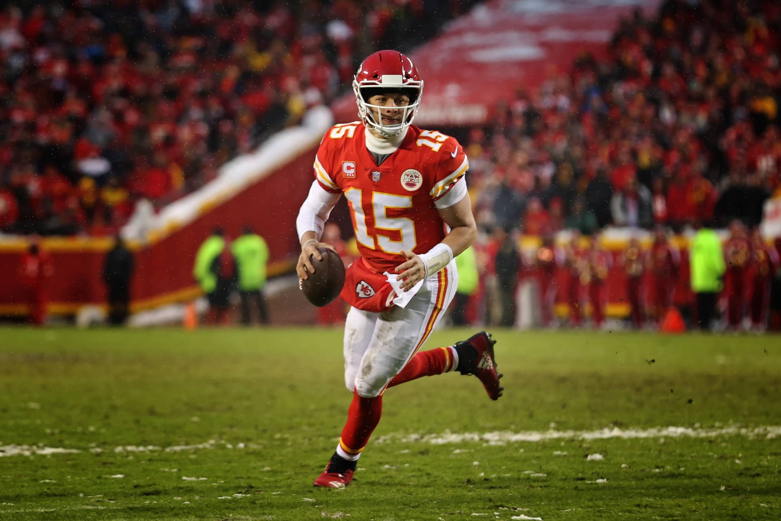 KANSAS CITY, MO - JANUARY 12: Kansas City Chiefs quarterback Patrick Mahomes (15) rolls out during a 4-yard touchdown run with 1:40 left in the second quarter of an AFC Divisional Round playoff game game between the Indianapolis Colts and Kansas City Chiefs on January 12, 2019 at Arrowhead Stadium in Kansas City, MO. (Photo by Scott Winters/Icon Sportswire) NFL American Football Herren USA JAN 12 AFC Divisional Round - Colts at Chiefs PUBLICATIONxINxGERxSUIxAUTxHUNxRUSxSWExNORxDENxONLY Icon190112279