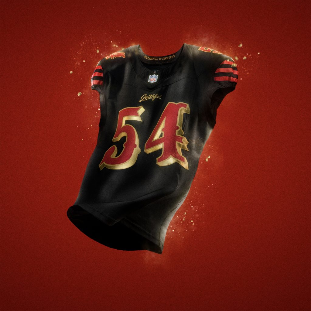 San Francisco 49ers: Vor einem markanten schwarzen Hintergrund ehrt die Rivalries-Uniform der 49ers die Tradition eines Clubs, der für immer „Faithful to the Bay“ ist.