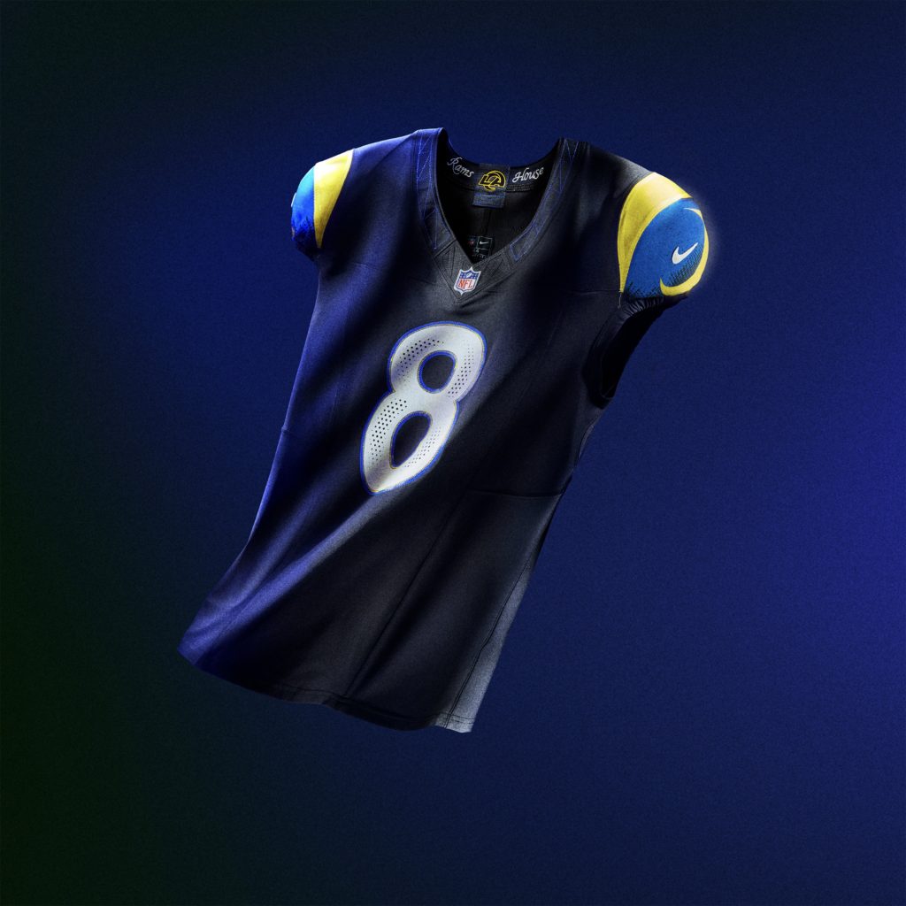 Los Angeles Rams: Das spezielle Navy-Blau-Design hebt die Farben und Muster hervor, die nach Sonnenuntergang besonders zur Geltung kommen.