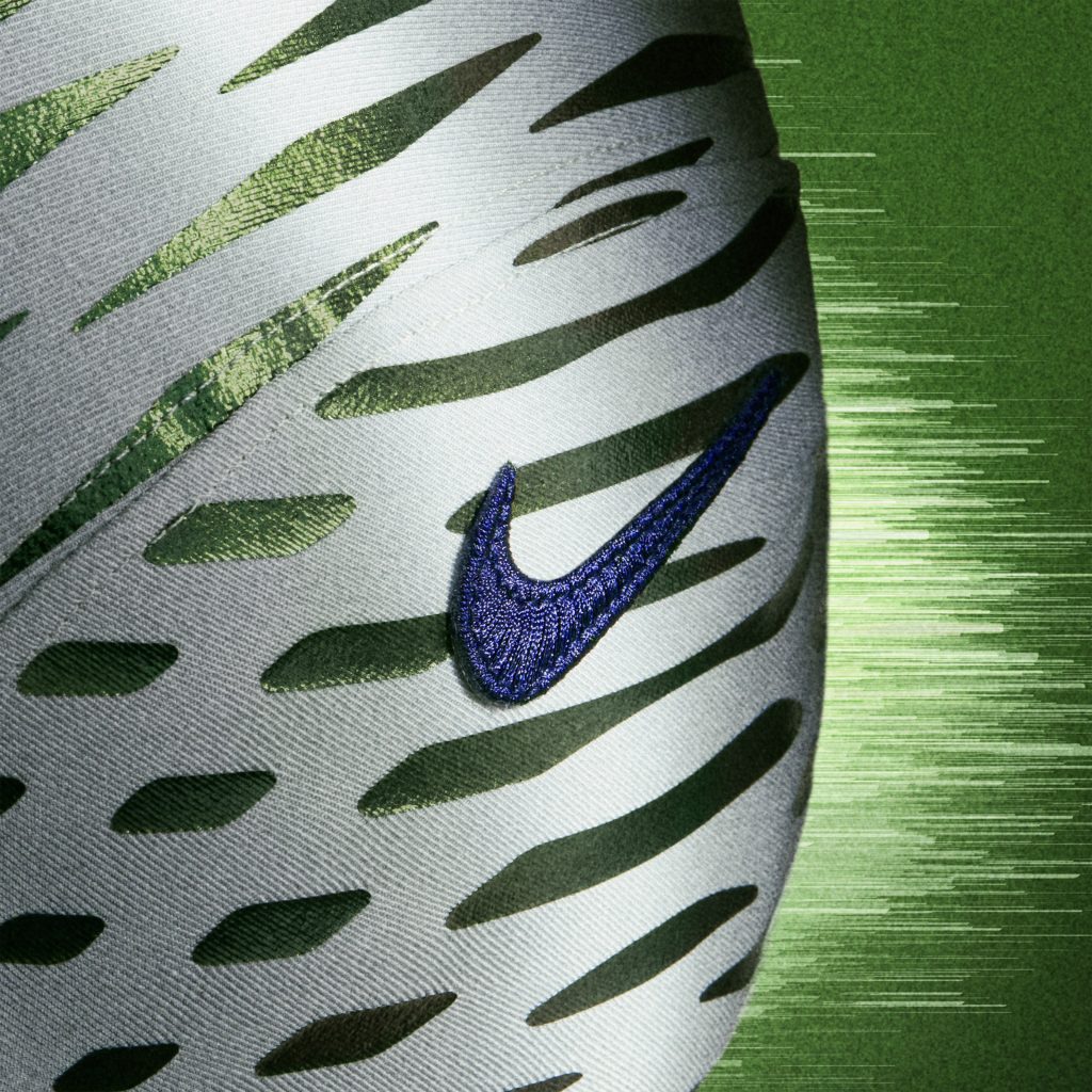 Seattle Seahawks: Als Hommage an die lautstarken Fans, die 12s, fängt die Rivalries-Uniform der Seahawks visuell die epischen Geräusche von Seattle ein.