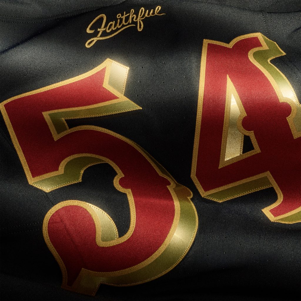 San Francisco 49ers: Vor einem markanten schwarzen Hintergrund ehrt die Rivalries-Uniform der 49ers die Tradition eines Clubs, der für immer „Faithful to the Bay“ ist.