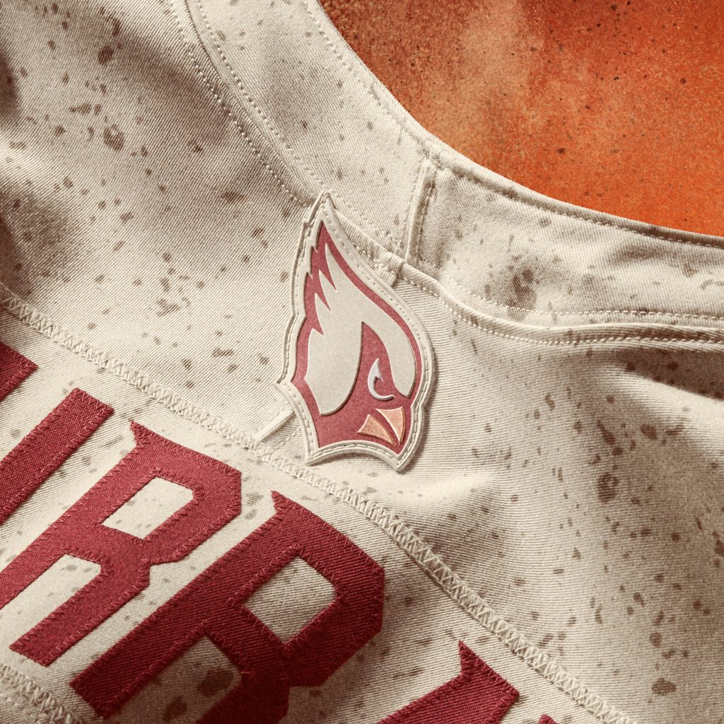 Arizona Cardinals: Die NFL „Rivalries“-Uniform der Cardinals beinhaltet eine Textur, die an die Sand- und Staubstürme Arizonas erinnert.