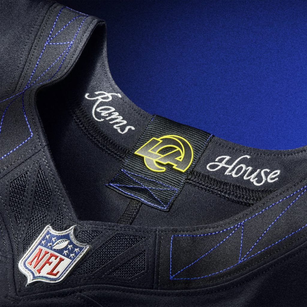 Los Angeles Rams: Das spezielle Navy-Blau-Design hebt die Farben und Muster hervor, die nach Sonnenuntergang besonders zur Geltung kommen.