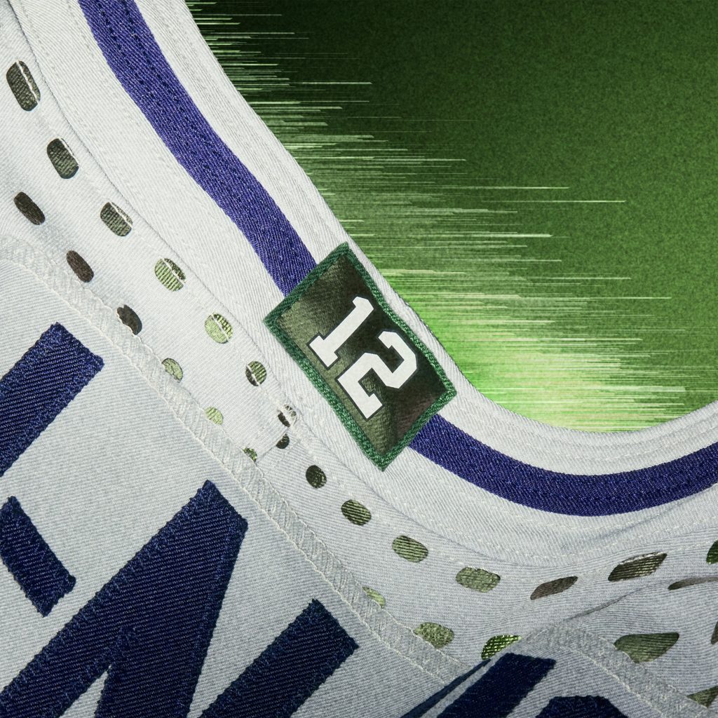 Seattle Seahawks: Als Hommage an die lautstarken Fans, die 12s, fängt die Rivalries-Uniform der Seahawks visuell die epischen Geräusche von Seattle ein.