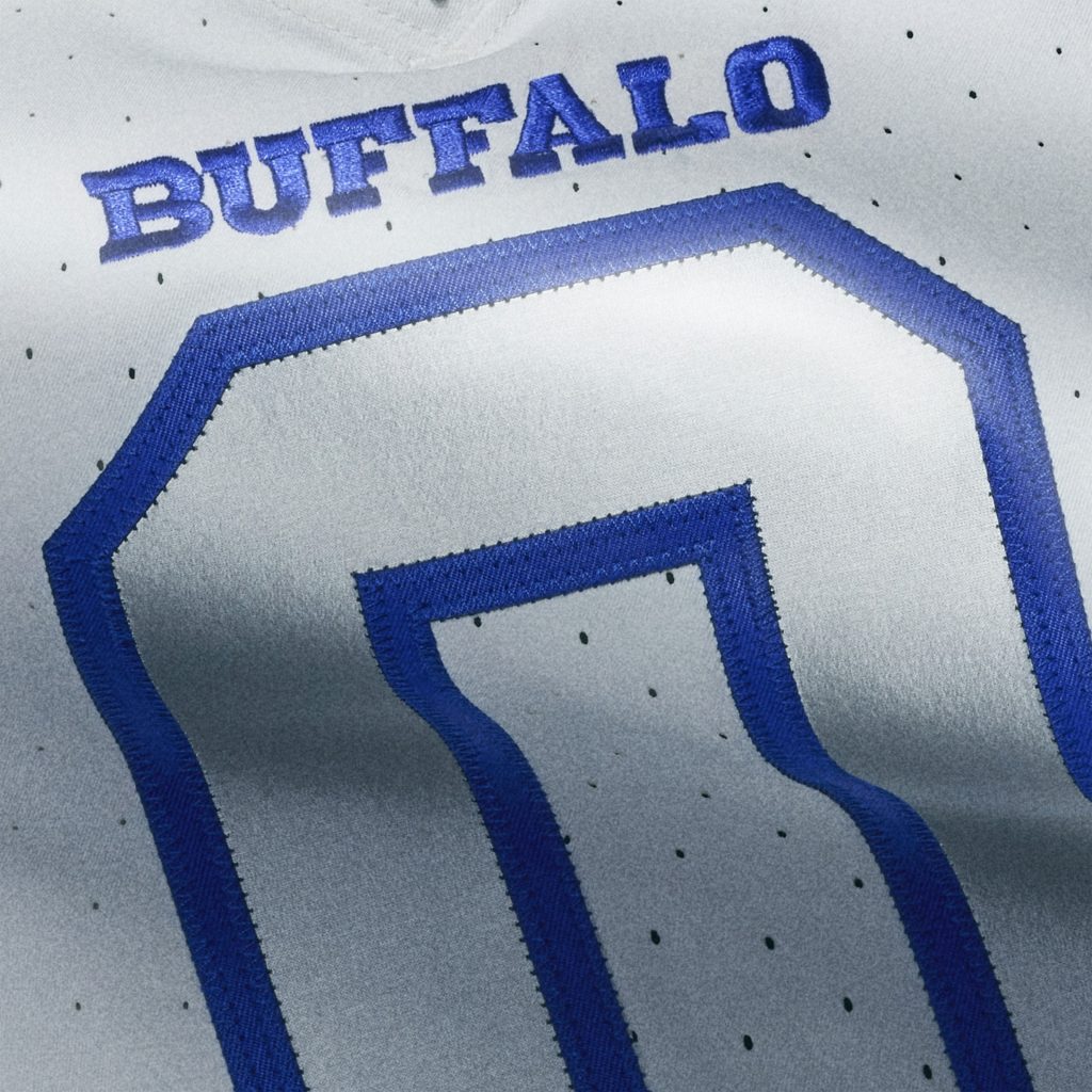 Buffalo Bills: Die Bills nutzen Eis und Schnee wie kein anderes Team, und ihre Rivalries-Uniform spiegelt diese kalte Front wider.