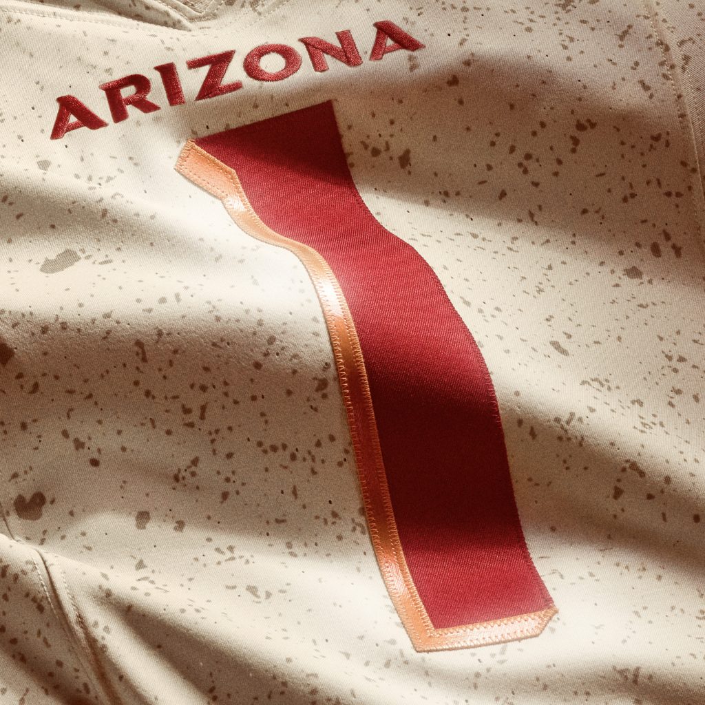 Arizona Cardinals: Die NFL „Rivalries“-Uniform der Cardinals beinhaltet eine Textur, die an die Sand- und Staubstürme Arizonas erinnert.