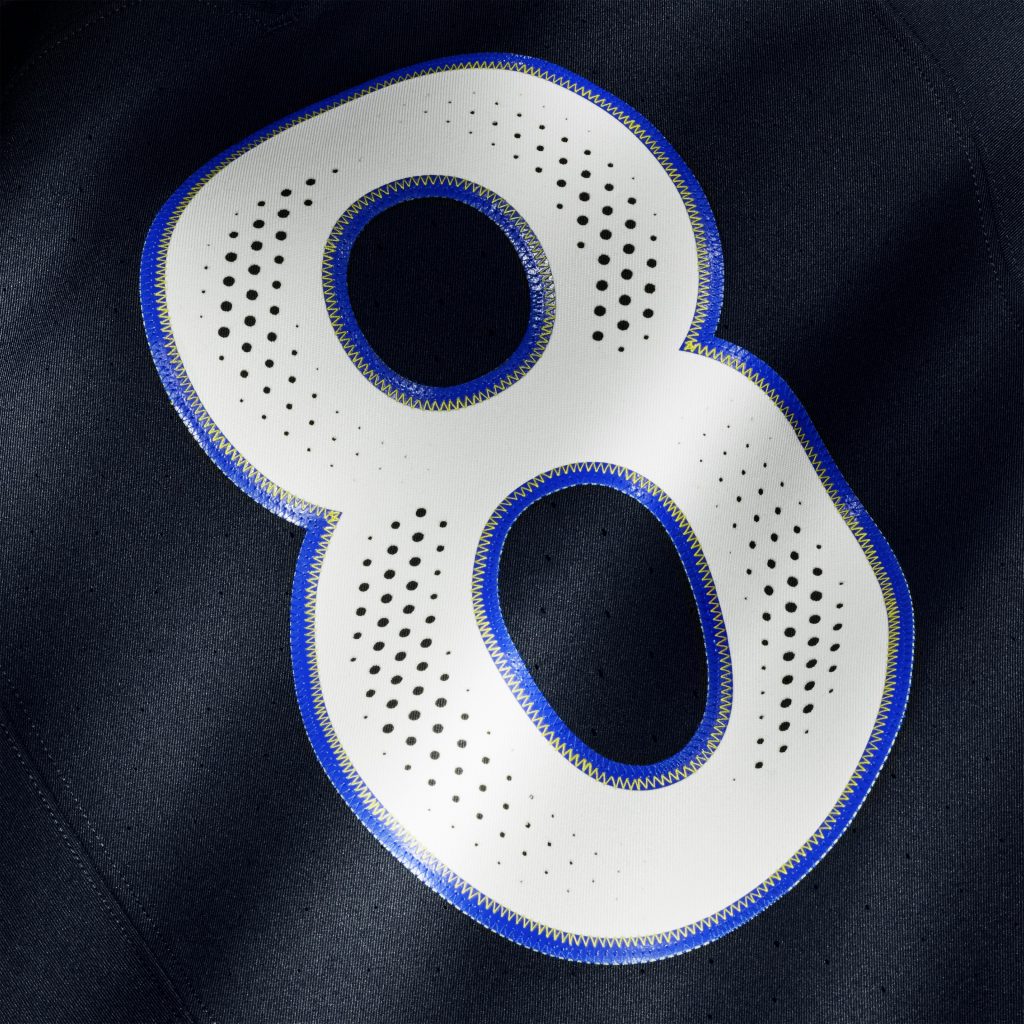 Los Angeles Rams: Das spezielle Navy-Blau-Design hebt die Farben und Muster hervor, die nach Sonnenuntergang besonders zur Geltung kommen.