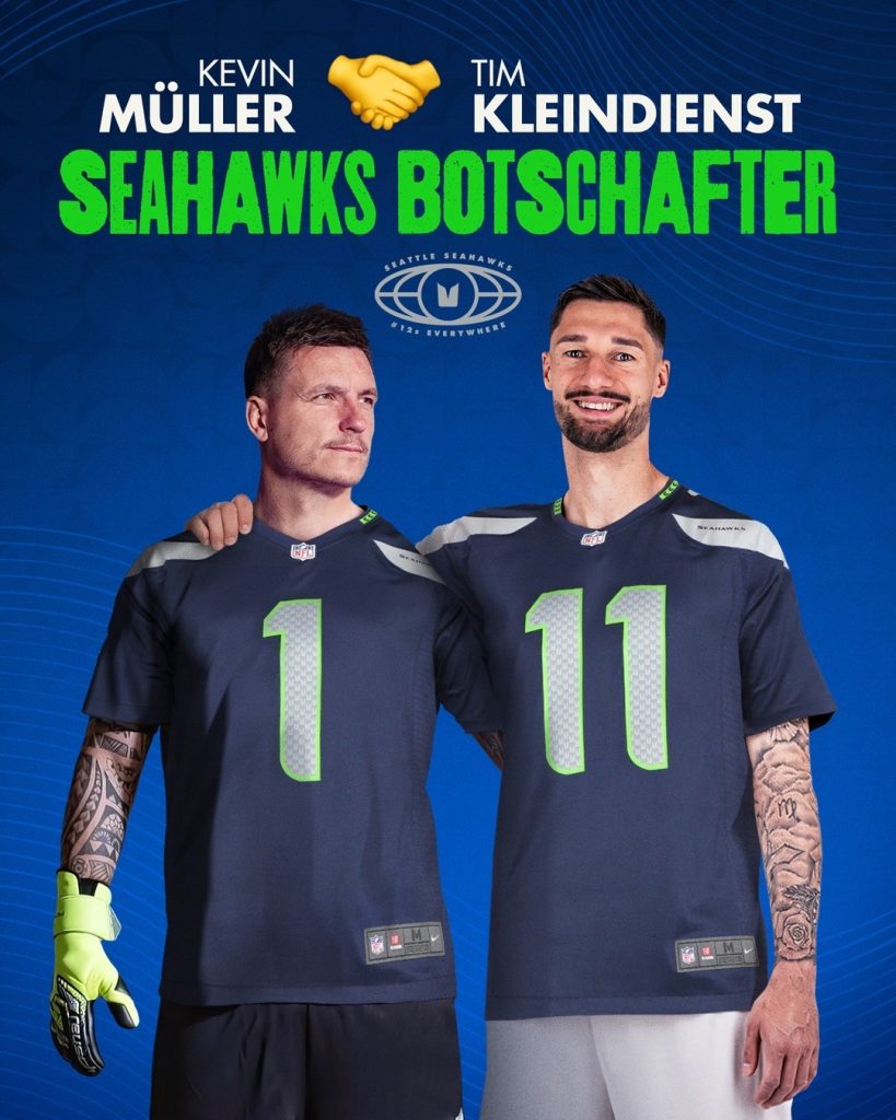 Bundesliga-Stars im Seahawks-Look: Kevin Müller und Tim Kleindienst sind die neuen ‚12s Everywhere‘-Botschafter in Deutschland und repräsentieren die Seattle Seahawks bei Events und Fan-Aktionen.