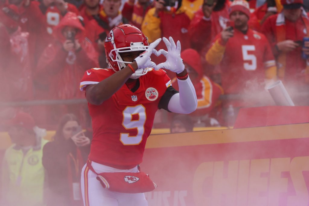 Wide Receiver JuJu Smith-Schuster #9 (Kansas City Chiefs) formt ein herz für seine (Social Media) Fans