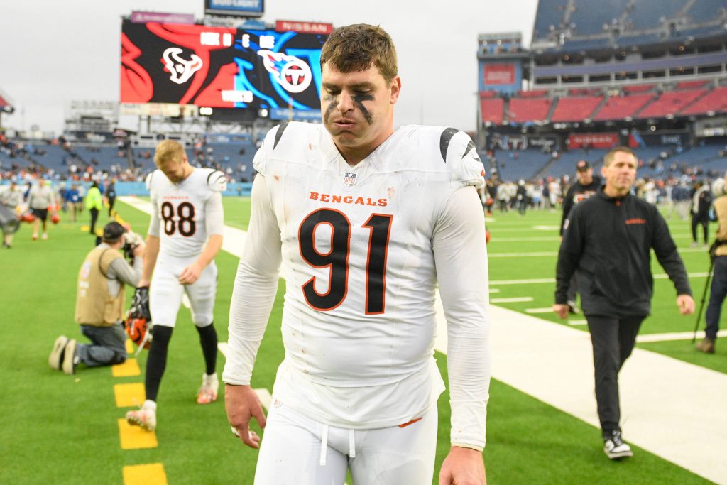 NFL, American Football Herren, USA Cincinnati Bengals at Tennessee Titans Dec 15, 2024 Nashville, Tennessee, USA Cincinnati Bengals defensive end Trey Hendrickson 91 exhales as he leaves the field against the Tennessee Titans post game at Nissan Stadium. Nashville Nissan Stadium Tennessee USA, EDITORIAL USE ONLY PUBLICATIONxINxGERxSUIxAUTxONLY Copyright: xStevexRobertsx 20241215_lbm_ra1_275