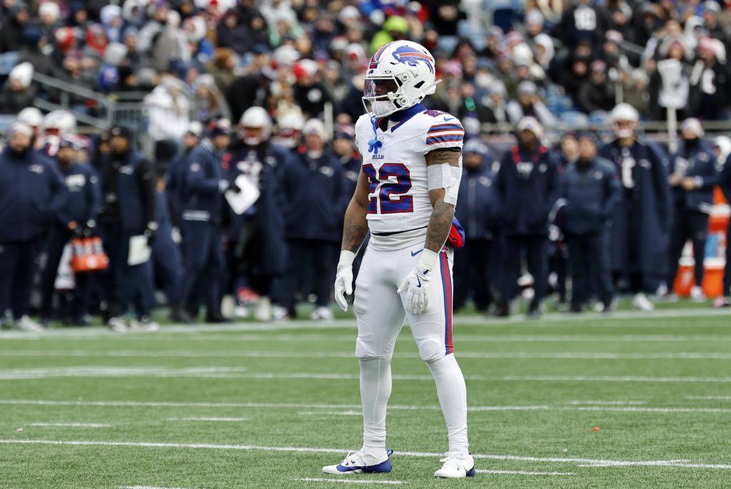 FOXBOROUGH, MA - JANUARY 05: Buffalo Bills running back Ray Davis 22 sets up during a game between the New England Patriots and the Buffalo Bills on January 5, 2025, at Gillette Stadium in Foxborough, Massachusetts. Photo by Fred Kfoury III/Icon Sportswire NFL, American Football Herren, USA JAN 05 Bills at Patriots EDITORIAL USE ONLY Icon482250105130 Kicker