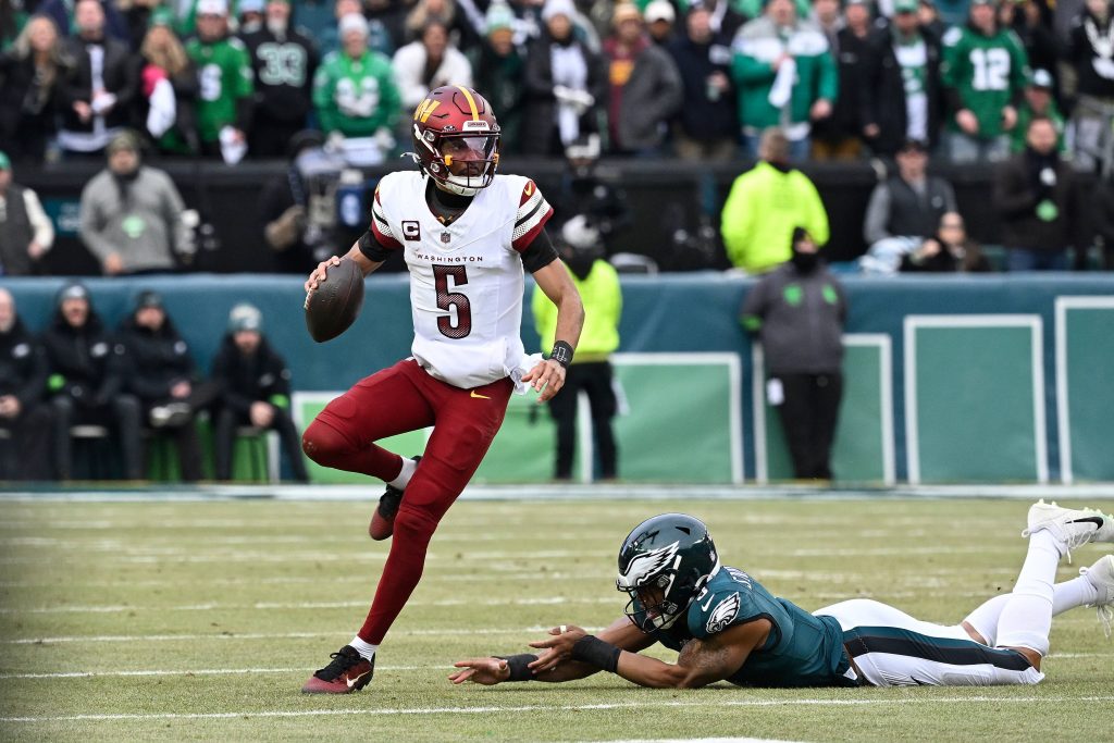 NFL, American Football Herren, USA 2054: Commanders vs Eagles JAN 26 January 26, 2025, Philadelphia PA Washington Commanders quarterback Jayden Daniels 5 avoids Philadelphia Eagles linebacker Nolan Smith Jr. 3 during the first half of the NFC championship at Lincoln Financial Field. Eric Canha/CSM Credit Image: Â Eric Canha/Cal Media Philadelphia Pa USA EDITORIAL USE ONLY Copyright: xx ZUMA-20250126_zma_c04_459.jpg EricxCanhax csmphotothree350108