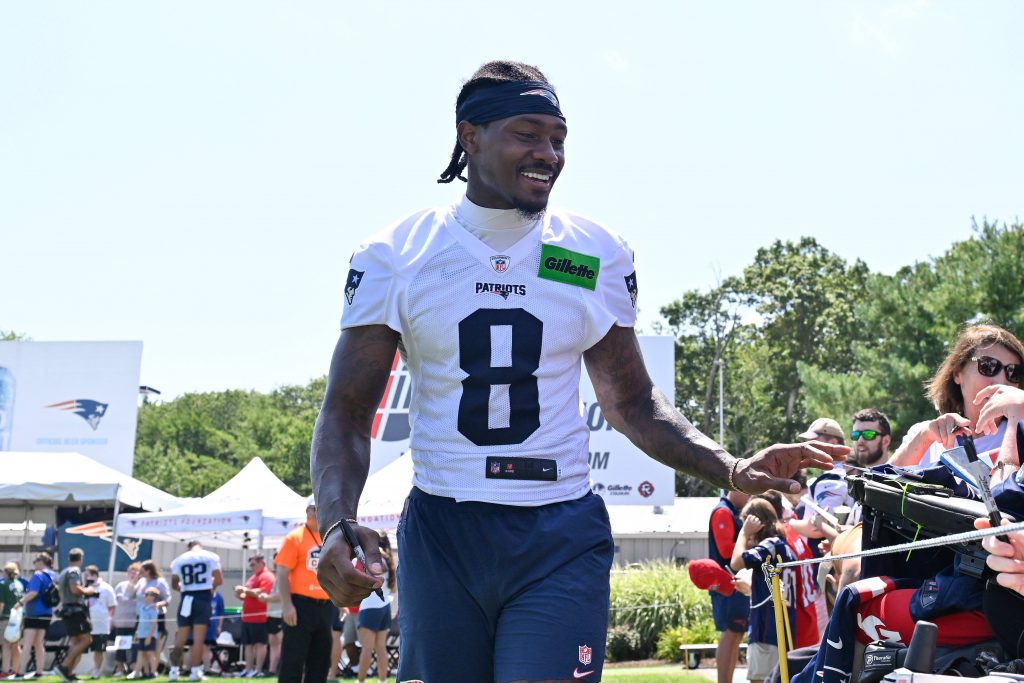NFL Jul 24, 2025 Foxborough, MA, USA New England Patriots wide receiver Stefon Diggs 8 walks the rope line signing autographs for fans after training camp at Gillette Stadium, in Foxborough, Massachusetts. /CSM Foxborough USA - ZUMAc04_ 20250724_zma_c04_138 Copyright: xEricxCanhax