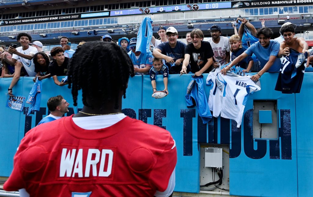 Syndication: The Tennessean Tennessee Titans quarterback Cam Ward walks to fans yelling to get his autograph after an Back Together Weekend training camp practice at Nissan Stadium Saturday, July 26, 2025, in Nashville, Tenn. Nashville , EDITORIAL USE ONLY PUBLICATIONxINxGERxSUIxAUTxONLY Copyright: xMarkxZaleskix/xThexTennesseanx USATSI_26714971 Fragen NFL Saison