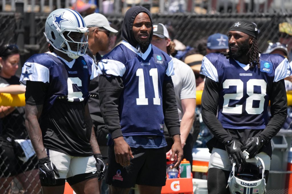 NFL, American Football Herren, USA Dallas Cowboys Training Camp Jul 27, 2025 Oxnard, CA, USA Dallas Cowboys safety Donovan Wilson 6, defensive end Micah Parsons 11 and safety Malik Hooker 28 watch from the sidelines at training camp at the River Ridge Fields. Oxnard River Ridge Fields California United States, EDITORIAL USE ONLY PUBLICATIONxINxGERxSUIxAUTxONLY Copyright: xKirbyxLeex 20250727_tdc_al2_297