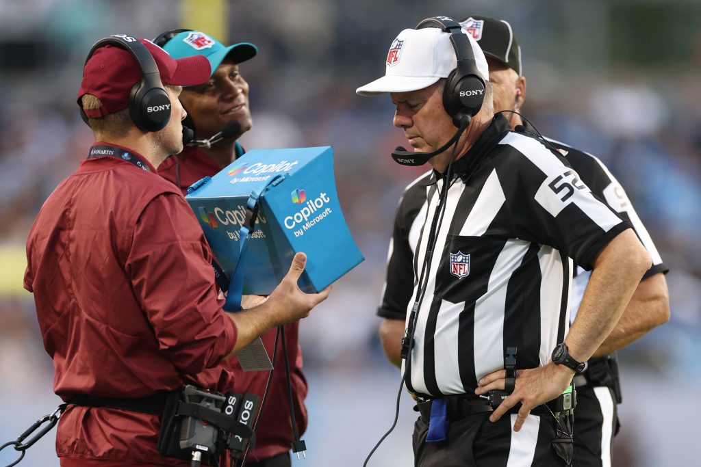 NFL, American Football Herren, USA Pro Football Hall of Fame Game-Los Angeles Chargers at Detroit Lions Jul 31, 2025 Canton, Ohio, USA NFL referees watch a video replay review after a fumble in the first quarter between the Los Angeles Chargers and the Detroit Lions at Tom Benson Hall of Fame Stadium. Canton Tom Benson Hall of Fame Stadium Ohio USA, EDITORIAL USE ONLY PUBLICATIONxINxGERxSUIxAUTxONLY Copyright: xScottxGalvinx 20250731_lbm_bg7_046 Regeländerungen