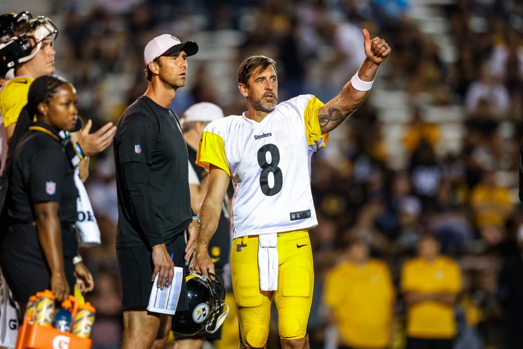 August 1, 2024, Latrobe, Pennsylvania, USA: Pittsburgh Steelers quarterback AARON RODGERS 8 gives a thumbs up during the Steelers Training Camp in Latrobe, Pennsylvania. Latrobe USA - ZUMAg257 20240801_zsp_g257_043 Copyright: xBrentxGudenschwagerx