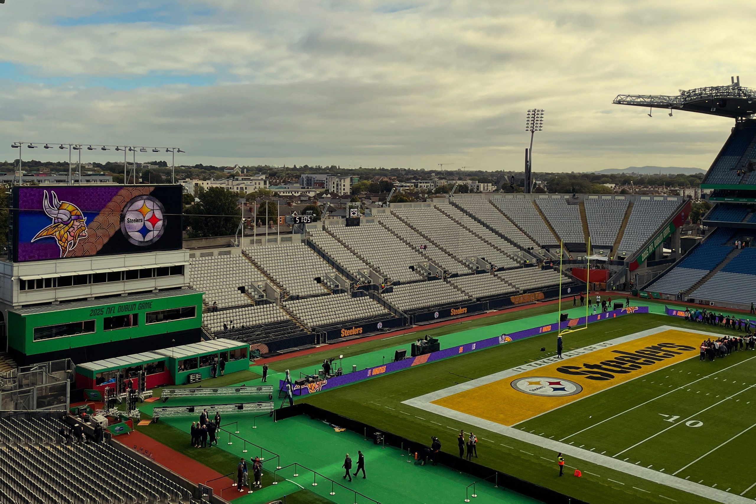 Blick vom Pressebereich des Croke Park auf die umgestaltete Stehplatztribüne für das NFL-Spiel, mit der Dublin-Skyline im Hintergrund.