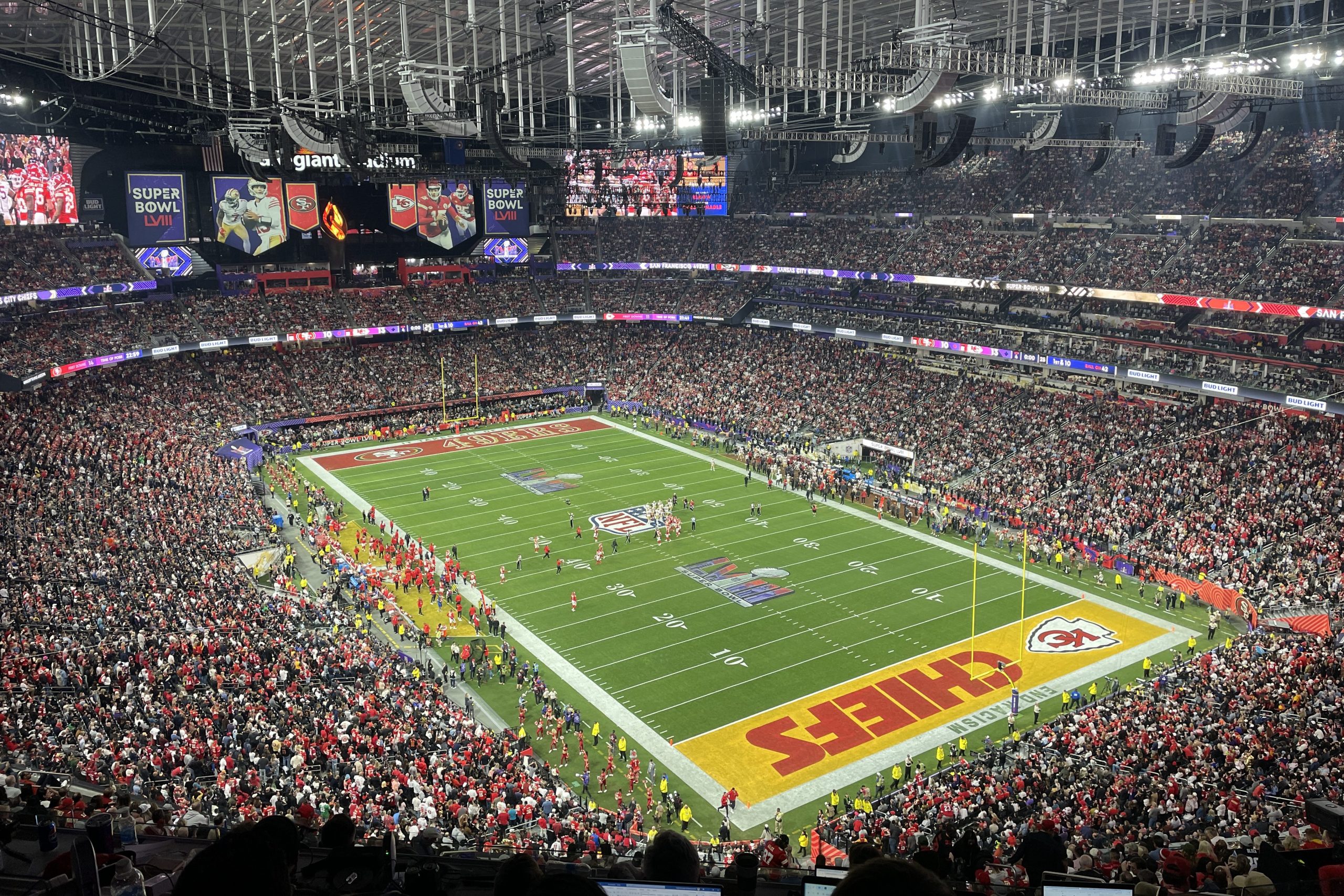 Blick auf das Feld im Allegiant Stadium beim Super Bowl LVIII zwischen den San Francisco 49ers und Kansas City Chiefs