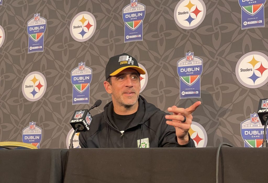 Quarterback Aaron Rodgers wirkt gut gelaunt bei der Pressekonferenz nach seinem ersten internationalen Sieg – beim historischen NFL Dublin Game gegen die Minnesota Vikings.