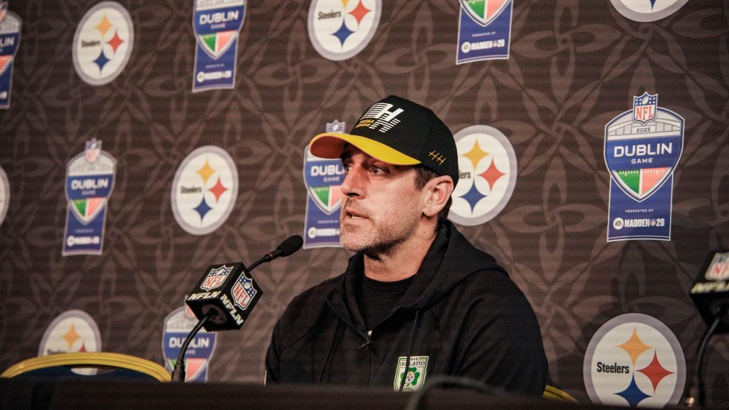 Quarterback Aaron Rodgers sitzt gut gelaunt bei der Pressekonferenz nach seinem ersten internationalen Sieg – beim historischen NFL-Dublin-Game gegen die Vikings.